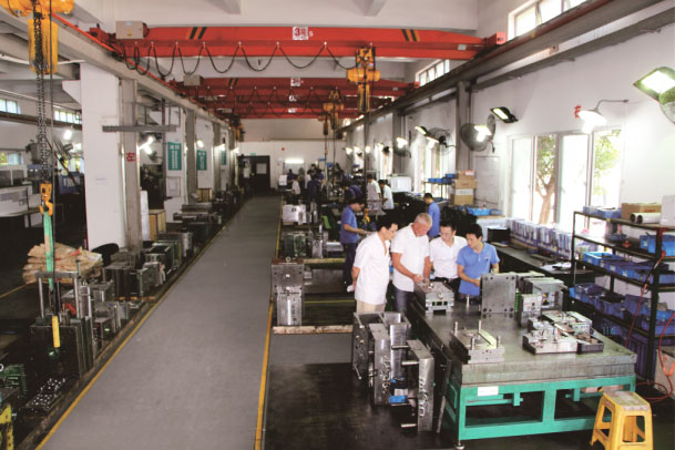 金型グループ立て作業場